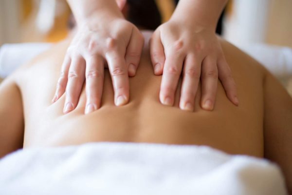 MASAJE CORPORAL  ESPAI ESTÈTIC  CON ACEITES ESENCIALES (50’)